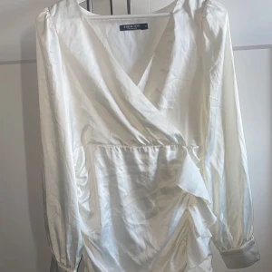Shein klänning - Elegant vit klänning från Shein med långa ärmar och v-ringad design. Klänningen har en stilren omlottstil med fina draperingar. Perfekt för konfirmation!! Aldrig använd