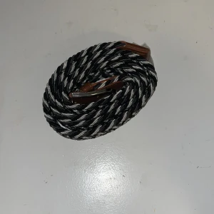  flätat bälte - Flätat bälte som är helt toppskick!🥰 införskaffat från onewear då jag köpte tre stycken men köpte fel storlek! Bara höra av dig vid minsta åtanke  