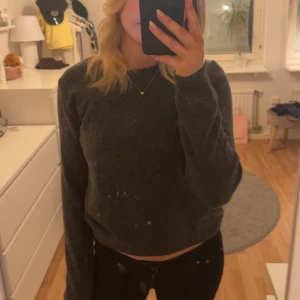 Mörkgrå tröja - Säljer en mörkgrå tröja med lång ärm. Den är mjuk och bekväm att bära.