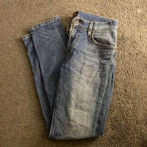 Blå jeans från Lee - Säljer ett par klassiska blå jeans från Lee. De har en snygg tvätt och är perfekta för en avslappnad stil. Jeansen har en normal passform och är tillverkade i slitstarkt denim.