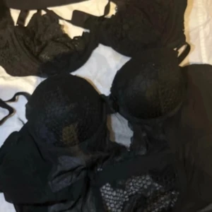 Klädpaket med tre bh toppar. - Snygg svart korsett med spetsdetaljer och justerbara axelband. Den har en elegant design med hakknäppning bak och transparenta partier som ger en stilren look. Två bh-ar stl XS