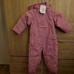 Barn overall tjej - Helt ny ovarall oanvänd, prislapp finns kvar ( ny pris 599kr)   finns även en i storlek 80/92