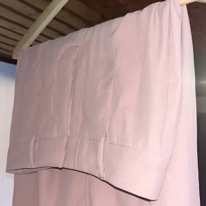 Rosa byxor från SHEIN - Rosa byxor från SHEIN.  Byxorna har en rak passform. Strl S