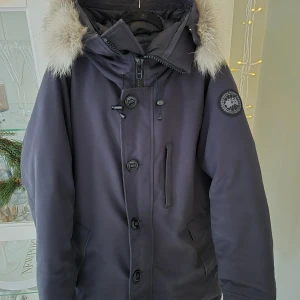 Canada goose Chateau parka Black label - Tjena! Nu säljer jag min äkta canada goose jacka som jag beställde på deras hemsida år 2020! Jackan är i väldigt bra skick utan några skavanker som ny och färgen är Navy.  Jackan kostar 20 725 kr ny på deras hemsida. Nyligen kemtvättad! 