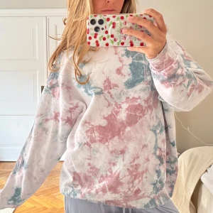  Tie-dye Sweatshirt -  Säljer denna så snygga coola sweatshirt som är perfekt  till afterskin🤭🤭🤩🤩🤩🎀🎀