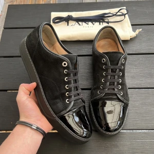 Lanvin - Säljer dessa sjukt feta lanvins o riktigt bra skick! Size uk11 vilket motsvarar storlek 45! Innersulan är 30cm! Skick  9/10! Vad ingår? Dustbag! Hör av dig vid minsta fundering 😄