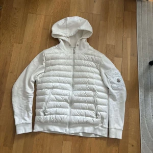 Moncler Cardigan - Vit - Säljer en vit Moncler Cardigan, använd men i väldigt bra skick. Storlek L