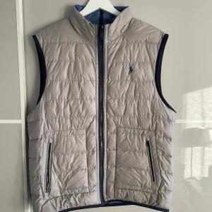 Ralph Lauren väst - En snygg väst från Ralph Lauren. Västen är vändbar och går att använda såväl grå som blå.