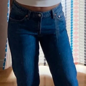 Weekday jeans - Ett par straight jeans från weekday som är använda några gånger men kommer inte till användning längre. Storleken i midjan är 26 och sedan 30 i längd. Passar någon som är runt 160 cm.