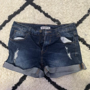 Mörkblå jeansshorts från Pull&Bear - Snygga mörkblå jeansshorts från Pull&Bear