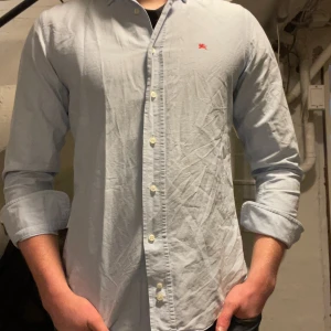 Burberry skjorta  - Hejsan säljer nu min skjorta då jag anser att den är något för liten på mig, perfekt till sommaren skön och snygg färg! bara och hojta till om det är en fundering 