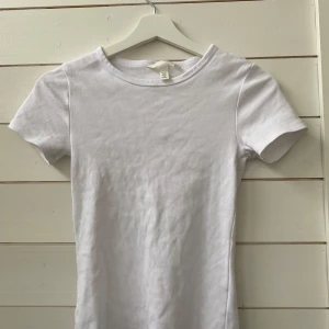 Ribbad T-shirt från H&M - Söt T-shirt från H&M. Mycket bra skick.