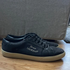 Saint laurent skor - Saint laurent skor i fint skick. Säljes då andra används. Äktighetsbevis finns. Vill ni ha fler bilder eller undrar något är det bara att höra av sig! 