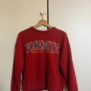 Röd  sweatshirt -  röd sweatshirt med text på, storlek 36