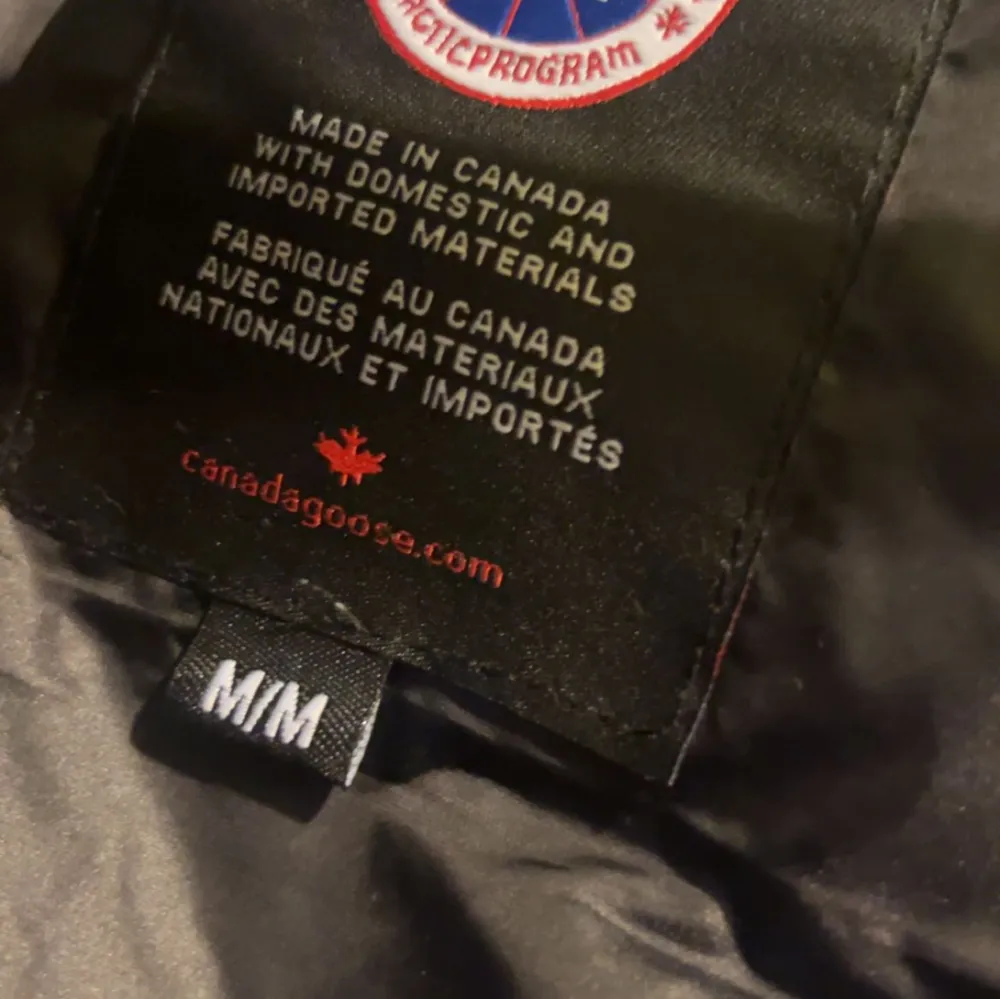 Säljer en stilren grå dunväst från Canada Goose med deras ikoniska logga på bröstet. Västen har knappar framtill och två praktiska fickor. Perfekt inför hösten och dessutom helt ny väst i storlek M. KAN KÖPAS ENDAST GENOM VINTED ELLER POST då det ej går att sälja på denna app. Och mitt vinted användarnamn är - Glass3451 . Takit.