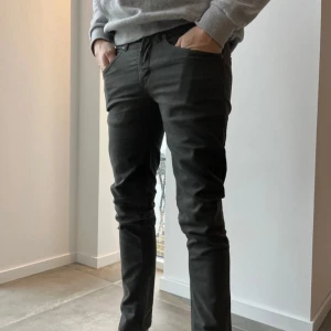 Dondup jean modell George  - Snygga grå skinny jeans från Dondup i modell George i storlek w29. De har en modern passform och är perfekta för en stilren look. Byxorna sitter bekvämt och har används varsamt. Inga slitage på byxorna utan bara normala tecken på användning. Nypris för byxorna är 2899kr. Pris kan diskuteras vid snabb affär.