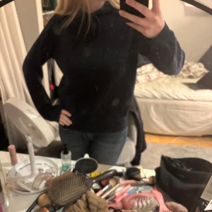 Mörkblå hoodie från Soft Goat - Säljer en mörkblå hoodie från Soft Goat i storlek S. Den är tillverkad i kashmir, otroligt skönt material. Köpte den för runt 2,5 år sen osäker på om den finns kvar på hemsidan❤️