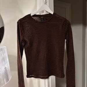 Brun och svart randig tröja från Weekday - (Bilder tagna från Vinted) defekter finns på bild 