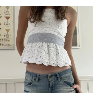 Super söt topp - Jätte söt spets topp men knyt i midjan🥰 bandet går att ta av också!!! 