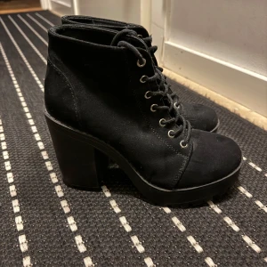 Svarta boots med klack - Snygga svarta boots med hög klack och snörning. Perfekta för att ge lite extra höjd och stil till din outfit.