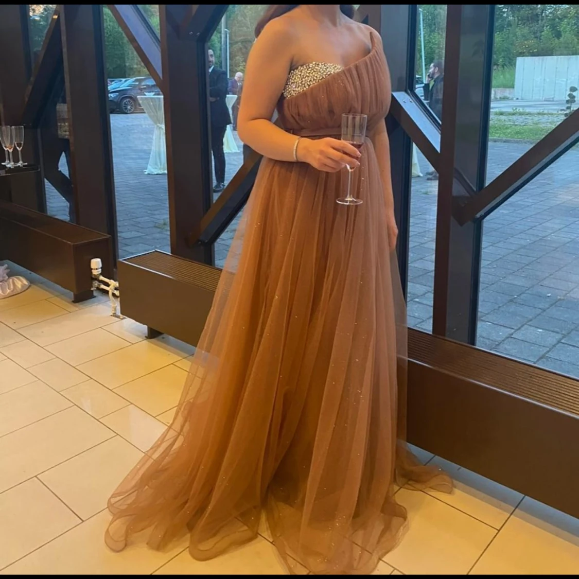 Brun axelbandslös balklänning