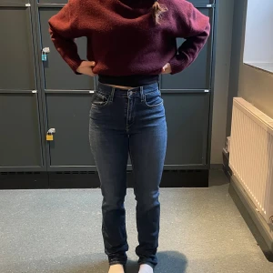 Levis jeans  - Mid-Rise jeans från Levi’s, tjejen på bilden är 158, passar någon som är 165-170