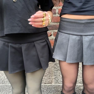 Kjol - Plisserade kjolar men inbjudna shorts, har i både svart och mörkgrått! Finns i S/M/L. Skriv om frågor 🫶🫶