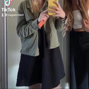 Svart klänning med smala axelband - Snygg svart klänning. Perfekt för en stilren look. Klänningen har en enkel och elegant design som passar till många tillfällen.