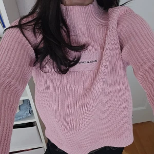 Rosa stickad tröja från Calvin Klein (barn stl) - Den är barn stl. 12 men passar xs.