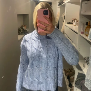 Ljusblå stickad tröja - Säljer en mysig ljusblå stickad tröja med ett fint flätmönster.💙💙