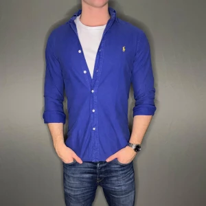 Raloh lauren skjorta - Hej säljer nu min fina Ralph Lauren skjorta i storlek S. Den är i nyskick och kommer vara otroligt snygg nu i vinter och framåt våren. Nypris cirka 1500kr! Vi kommer att sälja liknande produkter nu närmare våren så glöm inte följa profilen!🌊🍾