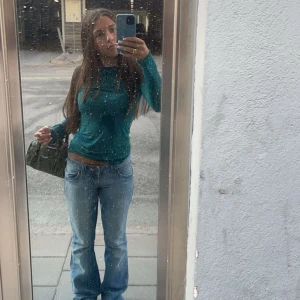 Grön liten petite väska💚 - En liten väska som är grön men glitter vingar fram som detaljer.inte riktig Zadig men är super lik och ser ingen skillnad köpt för 850kr säljer för 600kr för jag bara använt max 4 gånger(pris kan diskuteras)postar direkt när någon köper.Har en fläck där inne då jag har råkat spilla rouge(har inte testat att tagit bort men de går säkert) de är inget som syns utanpå väskan 💚💚