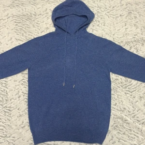 Merinoull hoodie - Blå hoodie i 100% merinoull! Storlek M. Helt ny, aldrig använd! Skriv vid frågor!