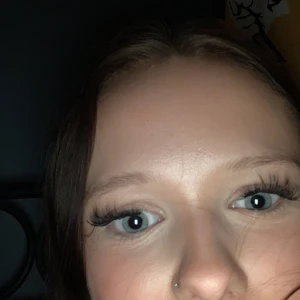 Ögonfransserum för fylliga fransar - Få fylliga och långa fransar med detta ögonfransserum. Perfekt för att ge dina ögon en dramatisk look utan att behöva använda mascara. Enkel applicering och snabba resultat.