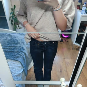Bootcut jeans - Jeans från lager 157 i modellen 90s boot. Är avklippta nertill så passar mig som är mellan 158-160cm storlek XXS short nypris 400