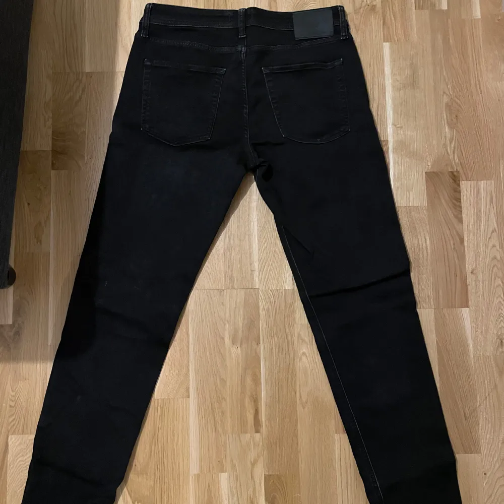 Ett par svarta jack & jones jeans. Mycket fint skick och inga skador. Size W31 L34, comfort fit. Pris kan alltid diskuteras vid snabb affär.. Jeans & Byxor.