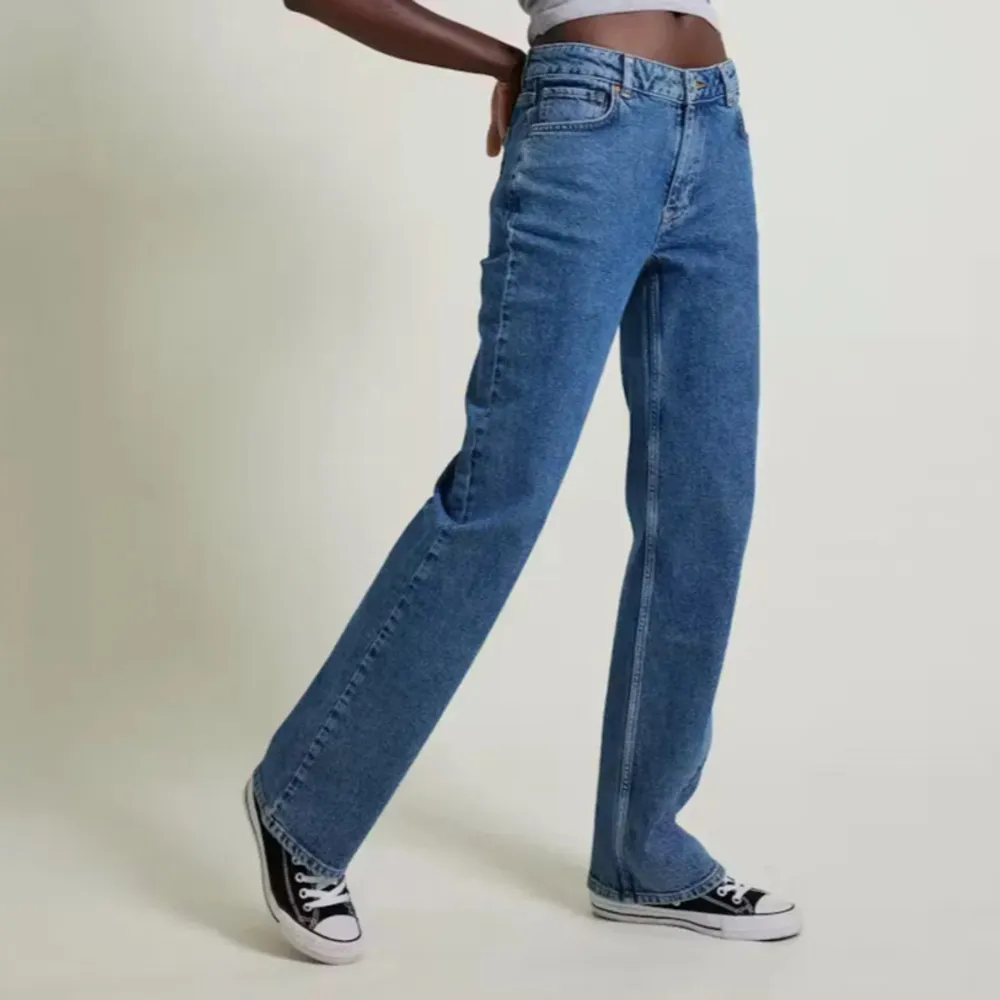 Säljer ett par snygga blå jeans med en klassisk straight passform. De är högmidjade och perfekta för  vardag. och en dragkedja framtill. Superbekväma och lätta att matcha med olika outfits! (Pris kan diskuteras såklart!!!!!). Jeans & Byxor.