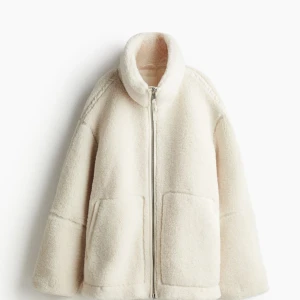 Teddy jacka  - Säljer denna virala Teddy jackan från hm. Helt ny med lappen på. Jackan är slutsåld överallt. 