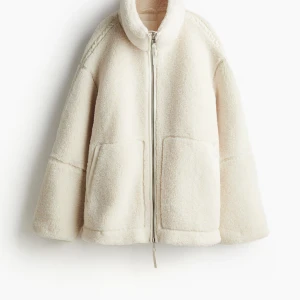 Teddyjacka - Säljer denna slutsålda teddyjacka från H&M. Oanvänd med Lapparna kvar.