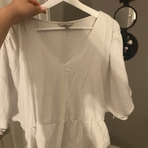 Blus från Hm - Säjer denna tröjan från hm då den är för stor för mig den är i storlek L och är ganska stor i storleken 