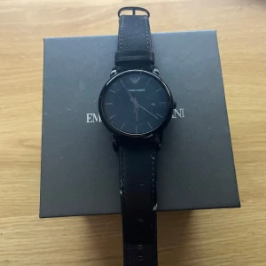 Armani klocka  - Bra skick sitter bra på handleden o riktigt stilig