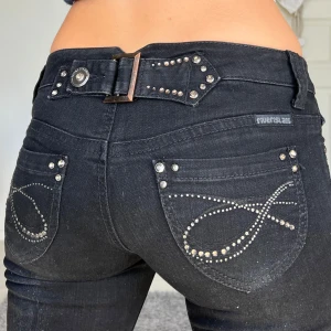 Jeans - Midjemått: 35cm rakt över, innerbenslängd: 73cm 💕