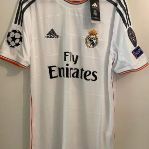 Real Madrid tröja 13/14, helt oanvänd med taggen kvar, Champions League med Ronaldo på ryggen, jätte fin tröja