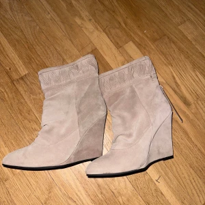 Isabel marant  - Isabel Marant Linna skor från H&M. Dom är oanvända och i äkta mocka!  