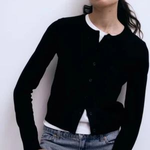 Kofta - En superfin kofta fårn hm! Den är ganska tunn och passar perfekt på hösten!🩷 Hör av er vid frågor💕💕