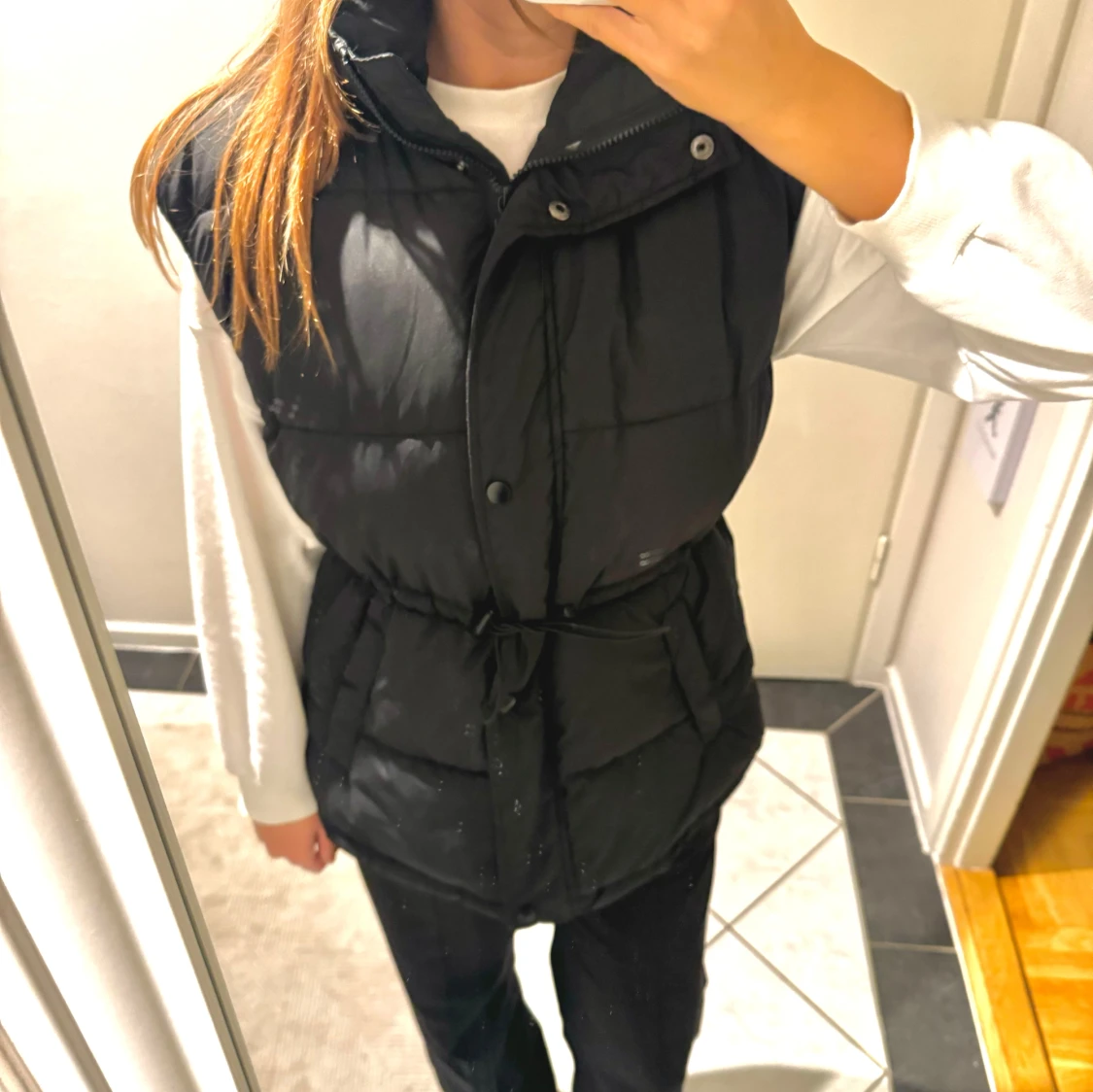 Svart Väst - ”Spänning” i midjan