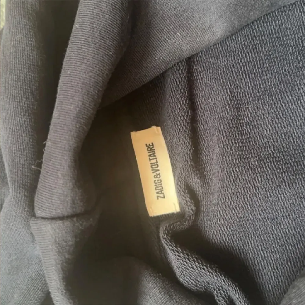 Säljer min Zadig & Voltaire hoodie!! Mitt pris 1299. Storlek S men passar även M. Skick 10/10🔥. Hoodies.