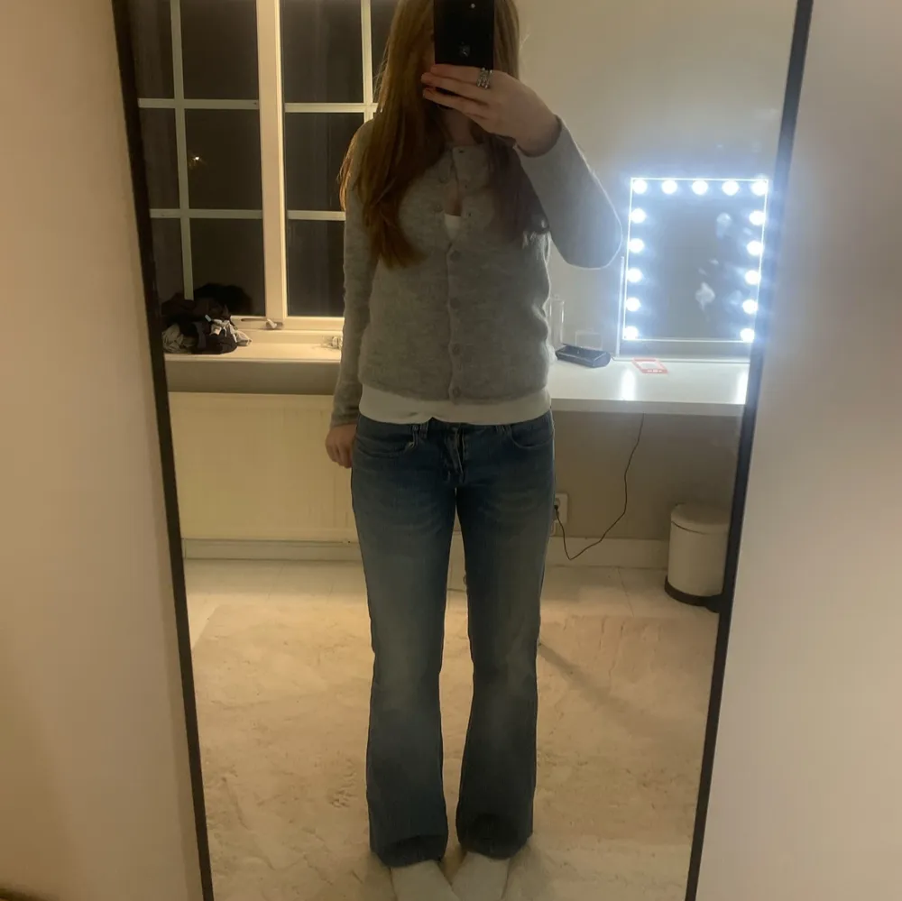 lågmidjade bootcut jeans från Only, säljer då de inte kommer till användning💕. Jeans & Byxor.