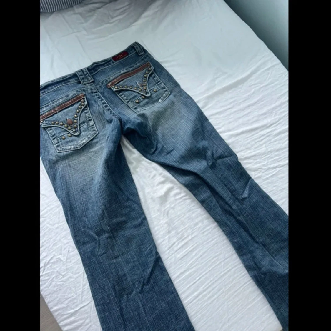 Blå jeans med detaljer
