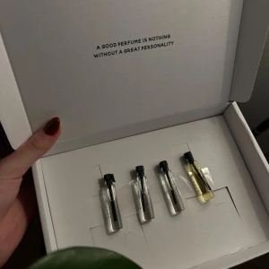 Essnce parfymer dofter  - Helt nya, endast doftade på 2 ML testers från Essnce. Innehåller autumn favorites:  - Chocolate Chaud - High Om Chai - Sugar Kiss  - Carashmellow  Nypris: 200kr Mitt pris: 120kr